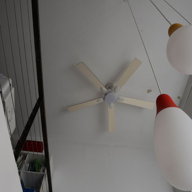 Ventilateur Mistral (Loupiote) au plafond de l'atrium à 5 m de hauteur  (photo Luc Laurent)