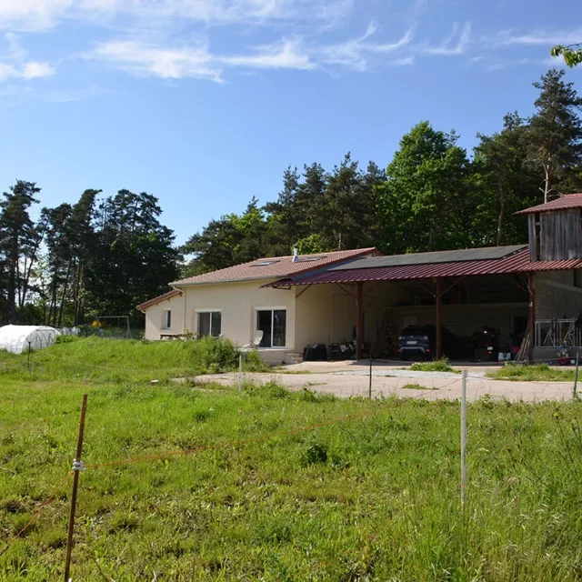 Logement individuel avec un faîtage est-ouest soit une grande façade exposée sud (légèrement sud-sud-ouest) bénéficiant d’un débord de toit avec présence d’une terrasse construite ; en l’absence de brise soleil au-dessus des ouvertures, les propriétaires  doivent parfois fermer les rideaux métalliques horizontaux de ces ouvertures : le mercredi 5 juin 2024 à environ 16h00 heure légale en Auvergne (photo  Luc Laurent) 