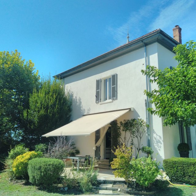 Logement individuel  disposant d'un store à projection de protection de l'ouverture du bas de la façade orientale (orientation 70 ° soit est-nord-est) : le dimanche 30 août 2026 à 10h07 heure solaire vraie soit 11h47 heure légale (équation du temps = + 0 mn 40 seconde) ; azimuth du soleil 138 ° et hauteur du soleil 46 °
(photo Luc Laurent)

