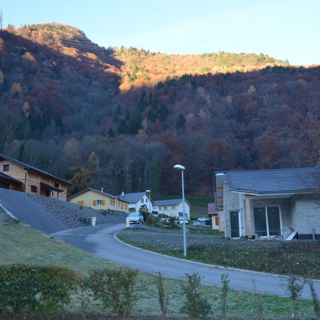 Commune de Maurienne en Savoie le vendredi 13 novembre 2015 à 9h30 du matin en heure légale : des nombreux bâtis existants de cette commune sont à l'ombre à cause d'une forte occultation orographique  hivernale du flux solaire (photo Luc Laurent)